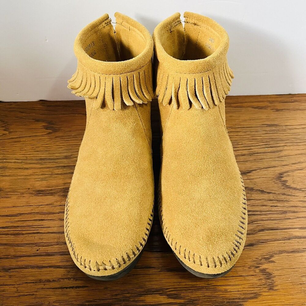 Urban Outfitters Minnetonka Fringe Leather Ankle Moccasin Boot Tan Suede Sz 9.5